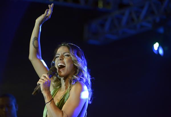 Ju Moraes abre o carnaval de Bairro de Salvador, cantando em Cajazeiras